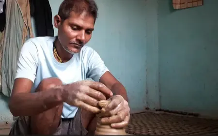 स्वदेशी अभियान का असर : दीपावली पर गोरखपुर की कुम्हार गली में फिर लौटी रौनक