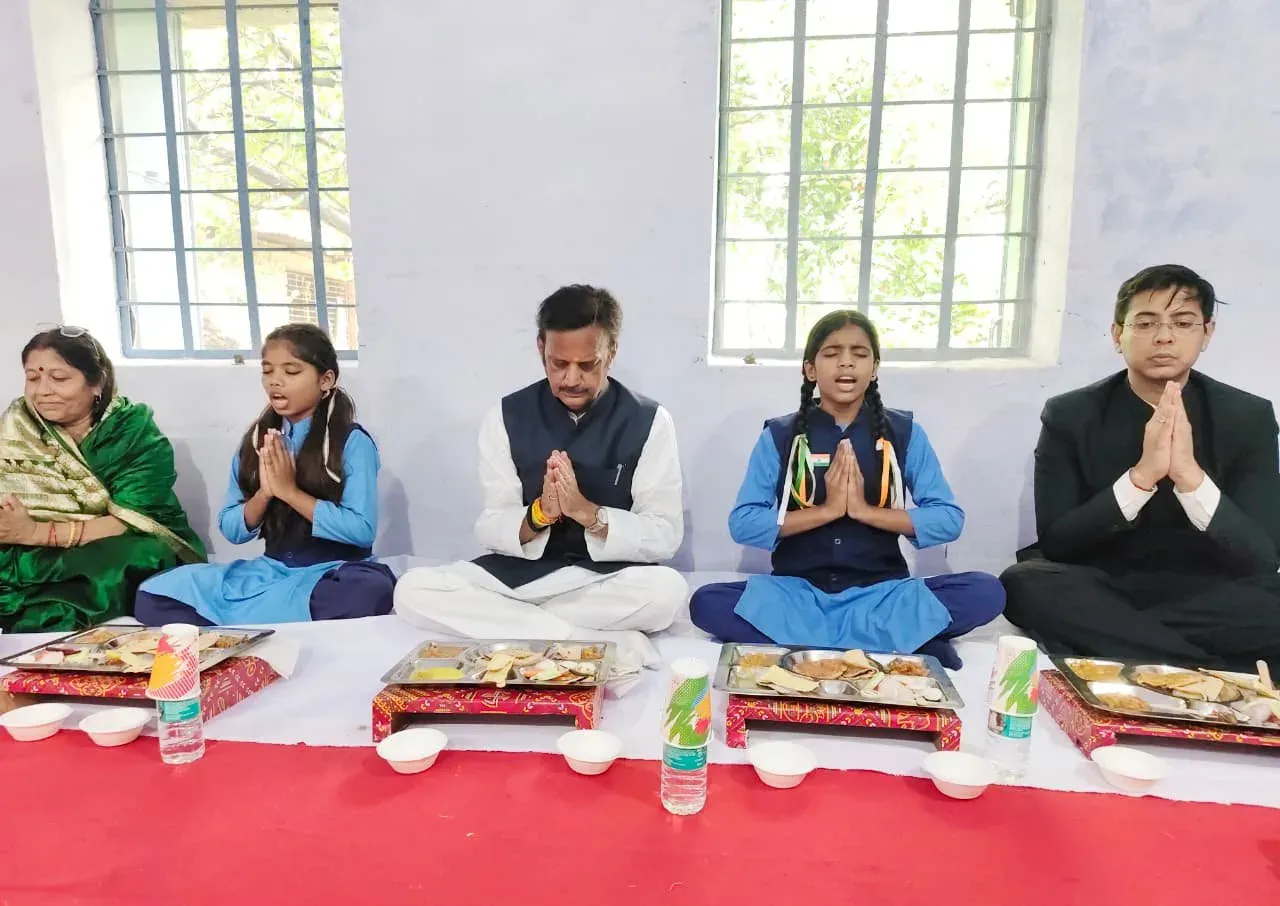स्वतंत्रता दिवस पर मध्य प्रदेश: रीवा में उपमुख्यमंत्री शुक्ला, जबलपुर में मंत्री राकेश सिंह ने बच्चों संग किया मध्यान्ह भोज