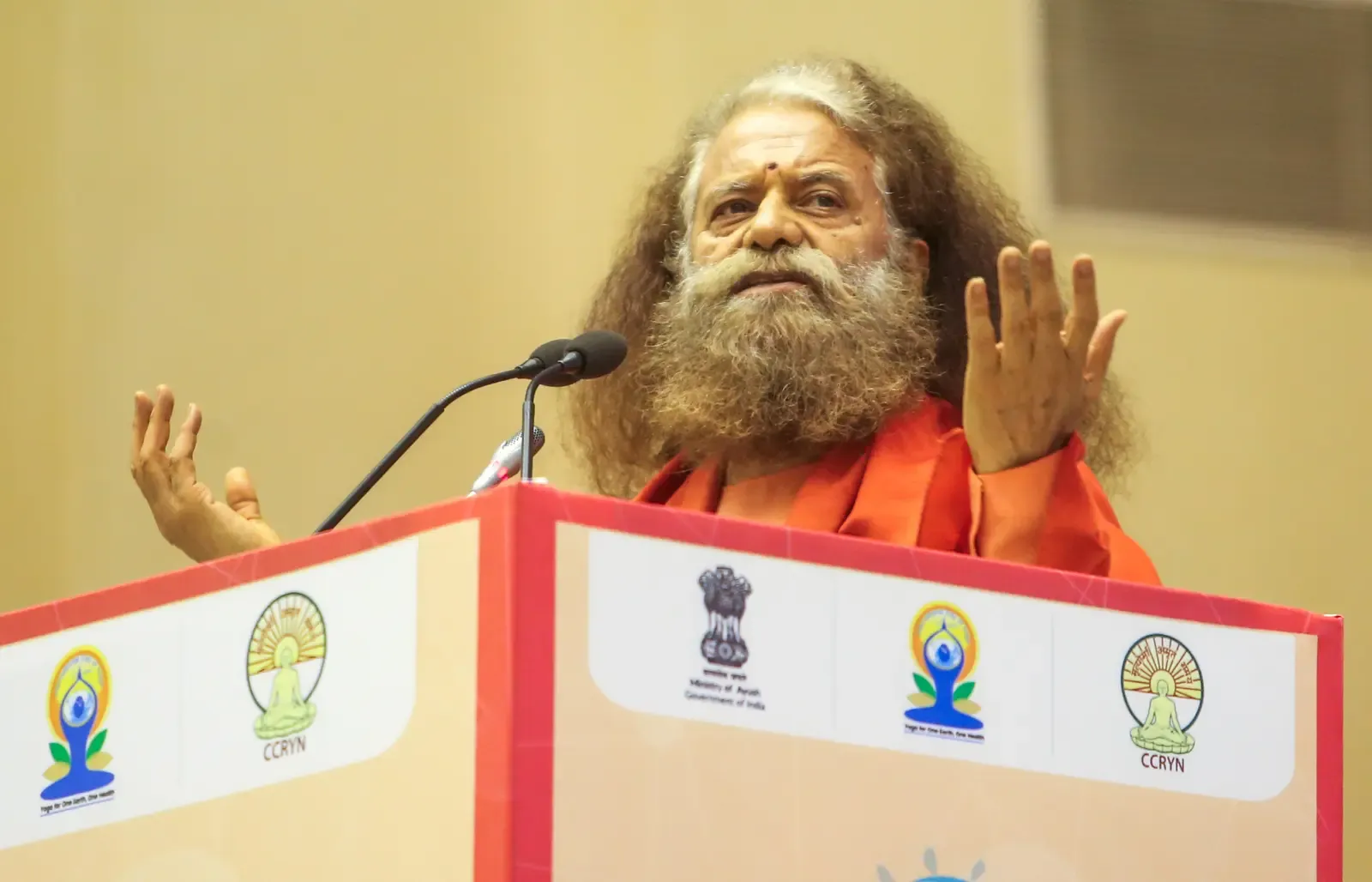 Swami Chidanand Saraswati opposes fatwa against Sara Ali Khan for Kedarnath visit