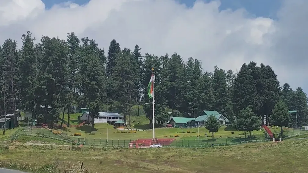 गुलमर्ग में 110 फीट ऊंचा तिरंगा बना पर्यटकों की पहली पसंद, स्वतंत्रता दिवस से पहले कश्मीर देशभक्ति में डूबा