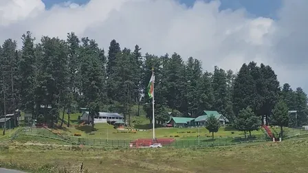 स्वतंत्रता दिवस से पहले देशभक्ति के रंग में रंगा कश्मीर, गुलमर्ग में 110 फीट का तिरंगा बना आकर्षण का केंद्र