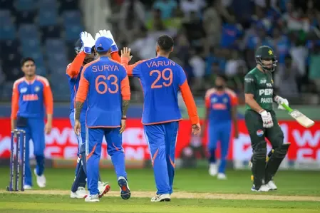 ऑपरेशन 'व्हाइट बॉल' : टी20 फॉर्मेट में दुबई के मैदान पर कैसा है भारत-पाकिस्तान का रिकॉर्ड?