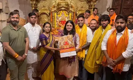 T20 World Cup: Suryakumar Yadav and Tilak Varma Seek Blessings at Siddhivinayak Temple Before Semifinal