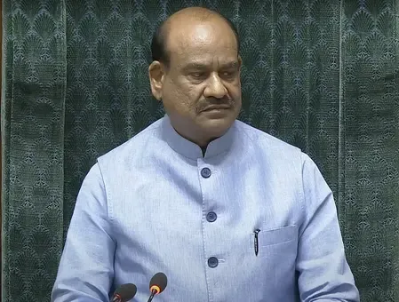 तख्तियां लाना, मेज थपथपाना आपकी पार्टी के संस्कार नहीं : लोकसभा में हंगामे पर ओम बिरला का वेणुगोपाल से सवाल