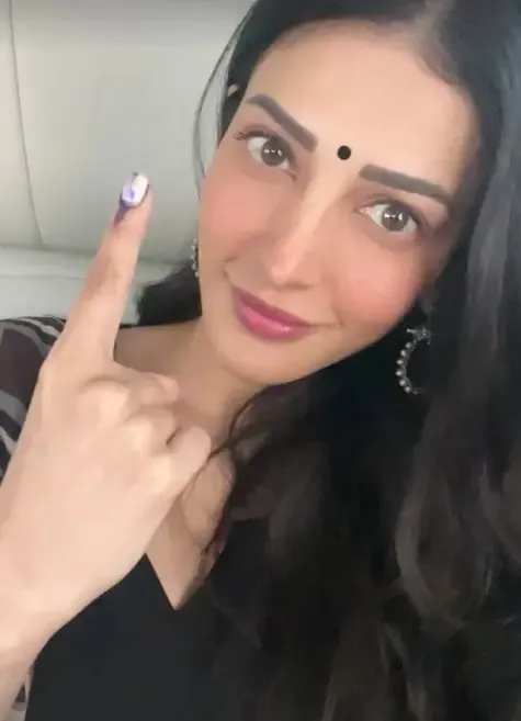 तमिलनाडु चुनाव 2026: श्रुति हासन ने पिता कमल हासन संग डाला वोट, पूछा- 'क्या आपने वोट किया?'