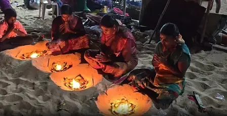 तिरुचेंदूर सुब्रमण्य स्वामी मंदिर में पूर्णिमा पर उमड़े हजारों भक्त, समुद्र तट पर दीप जलाकर की चंद्र पूजा
