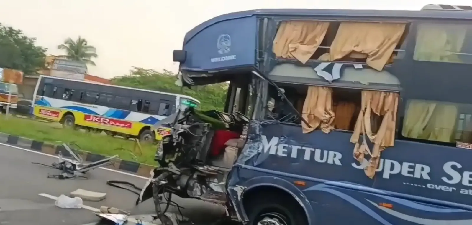 विल्लुपुरम में बस-ट्रक टक्कर: तिरुपुर निवासी नंदकुमार की मौत, त्रिची-चेन्नई हाईवे पर 2 किमी जाम
