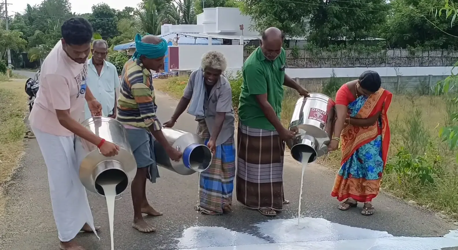 क्या तमिलनाडु में नाराज दूध उत्पादकों ने आविन के खिलाफ सड़क पर दूध बहा दिया?