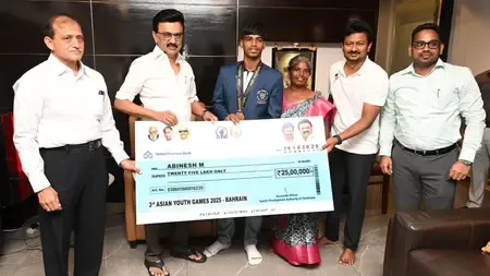 तमिलनाडु: मुख्यमंत्री एम के स्टालिन ने 'एशियाई युवा खेलों' के स्वर्ण पदक विजेताओं को 25-25 लाख का चेक सौंपा  