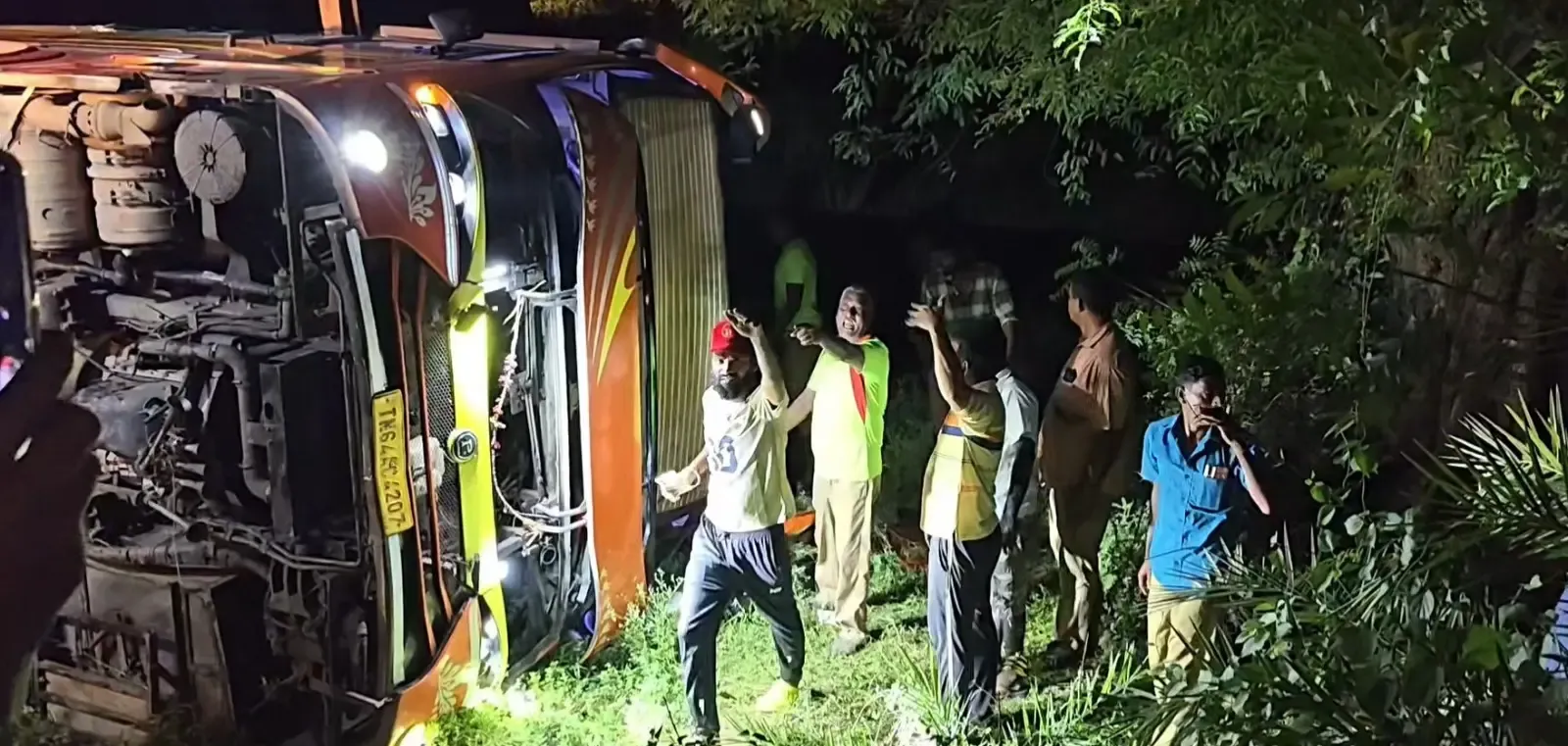 तमिलनाडु: उलुंदुरपेट में बस पलटी, 20 से अधिक घायल; युवती 3 घंटे फंसी रही
