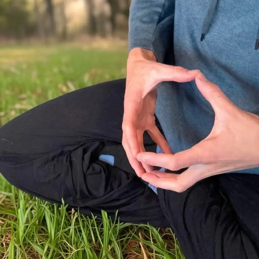 क्या हाकिनी योग मुद्रा तनाव और एंग्जाइटी से राहत दिला सकती है?