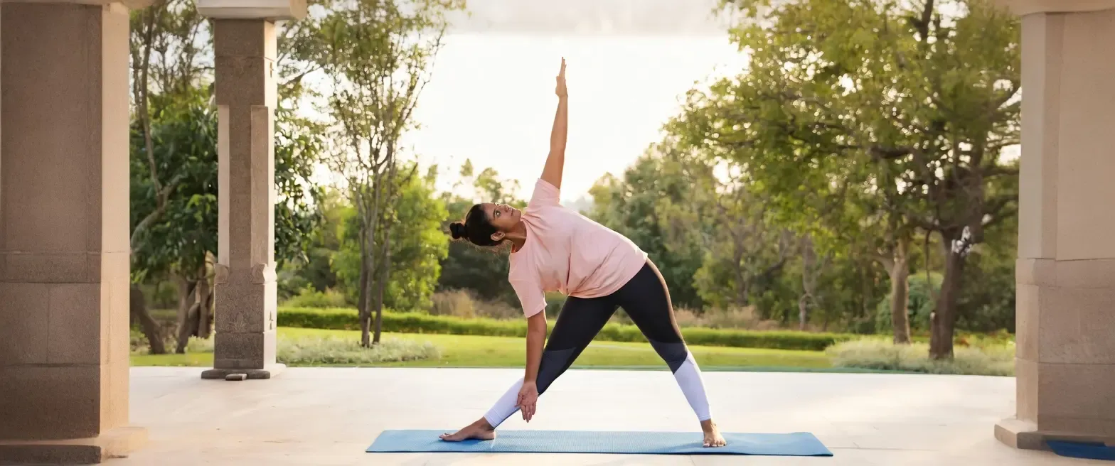 त्रिकोणासन: तनाव मुक्त करने और पाचन को मजबूत करने का अद्भुत योग आसन