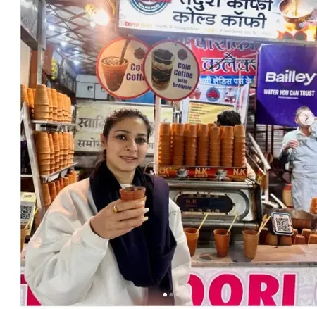 तनिशा पर चढ़ा सर्दियों का खुमार, सड़क किनारे कुल्हड़ वाली चाय की चुस्की लेती आईं नजर