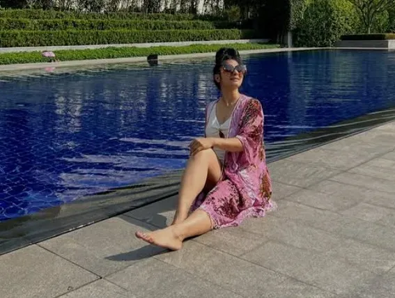 Tanishaa Mukerji beats Mumbai heat wave with poolside retreat