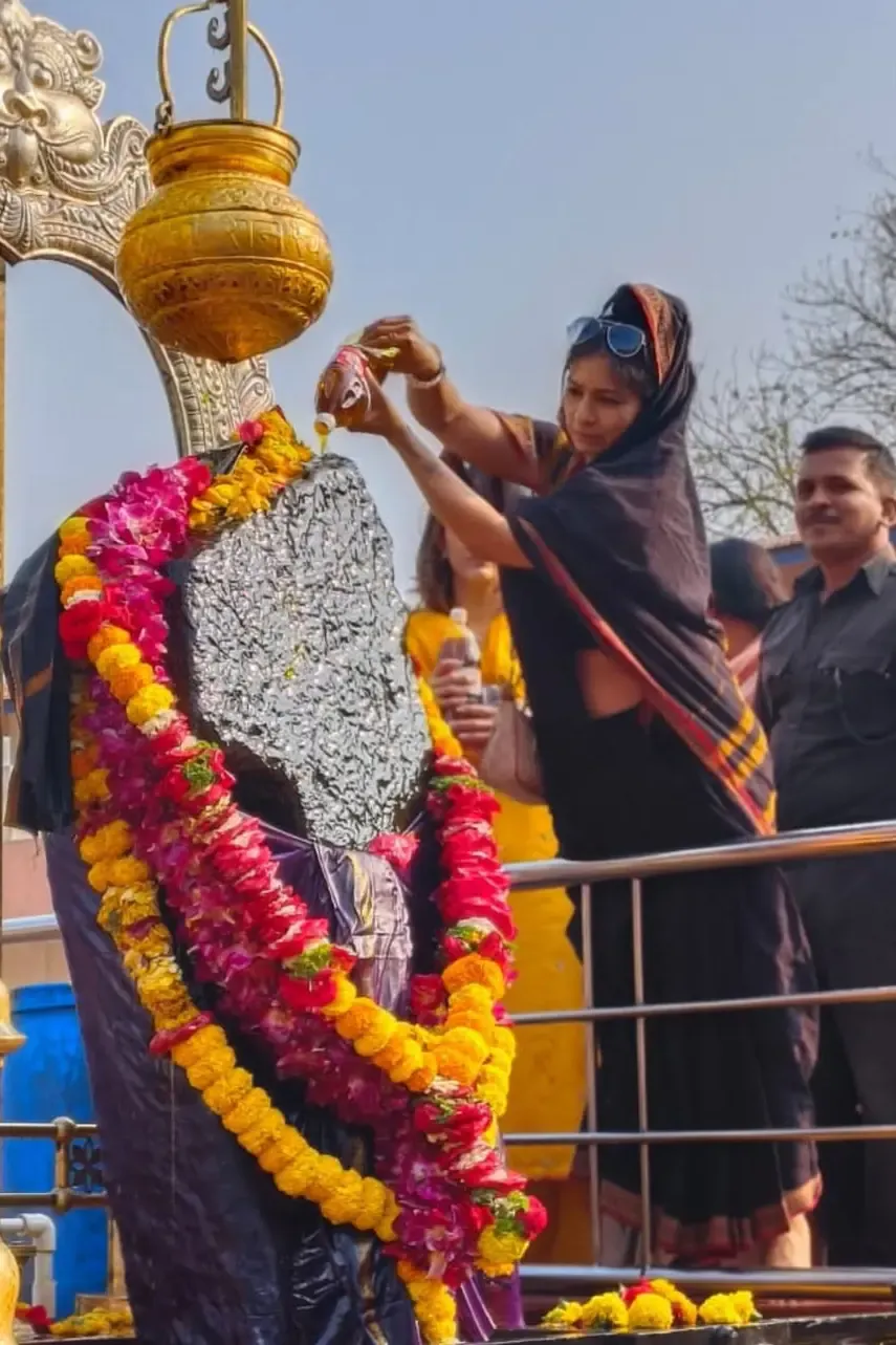 Did Tanishaa Mukerji Just Visit Shani Shingnapur with Her ‘Devis’?