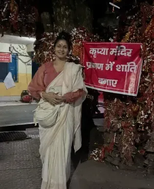 तनिषा मुखर्जी की कैंची धाम यात्रा: बाबा नीम करौली के दर्शन कर बोलीं — 'सब कुछ जादुई था'