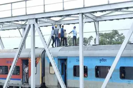 टाटा-हावड़ा स्टील एक्सप्रेस पर टूटा ओएचई तार, टला बड़ा हादसा, रेलवे पुल पर बीच रास्ते रुकी ट्रेन