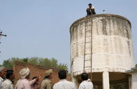 बदायूं: संपत्ति विवाद से तंग 16 वर्षीय युवक जल जीवन मिशन की टंकी पर चढ़ा, प्रशासन ने सुरक्षित उतारा