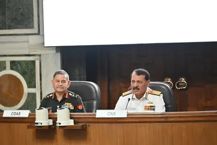 तीनों सेनाओं की एकजुटता से सुरक्षा चुनौतियों को जवाब दे सकते हैं: नौसेना प्रमुख