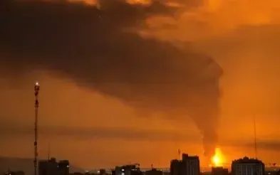 <b>तेहरान</b> में काले धुएं का साम्राज्य, <b>जहरीली बारिश</b> से बचने के लिए चेतावनी