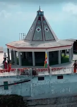टिहरी गढ़वाल में मां चंद्रबदनी मंदिर: 2277 मीटर ऊंचाई पर श्री यंत्र की होती है पूजा