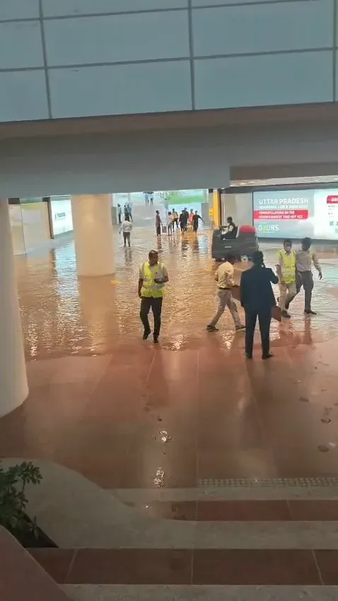जेवर एयरपोर्ट की पार्किंग में भरा बारिश का पानी, यात्री परेशान; ड्रेनेज सिस्टम पर उठे सवाल