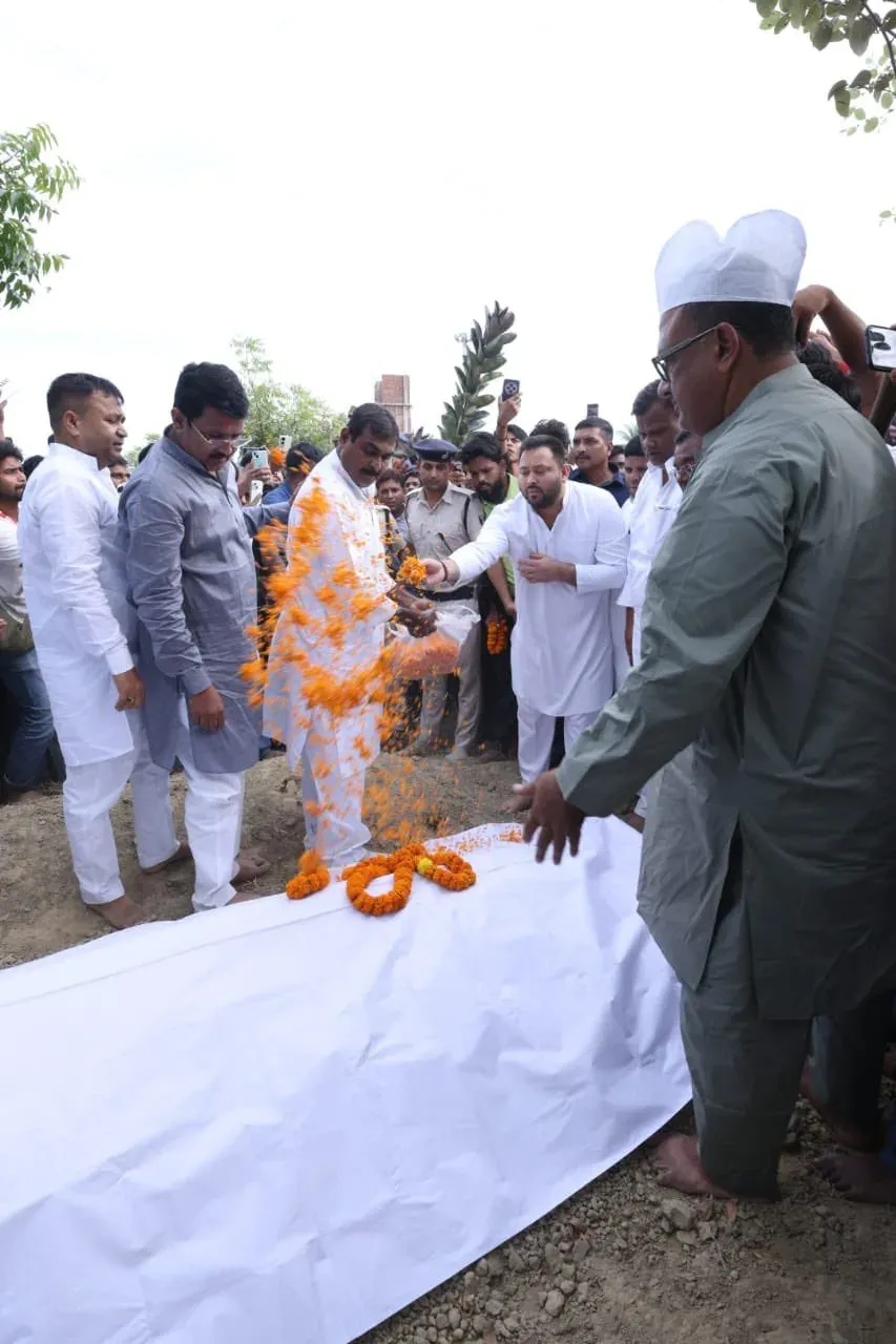 Tejashwi Yadav pays tribute to late RJD leader Shafiq Khan in Sitamarhi