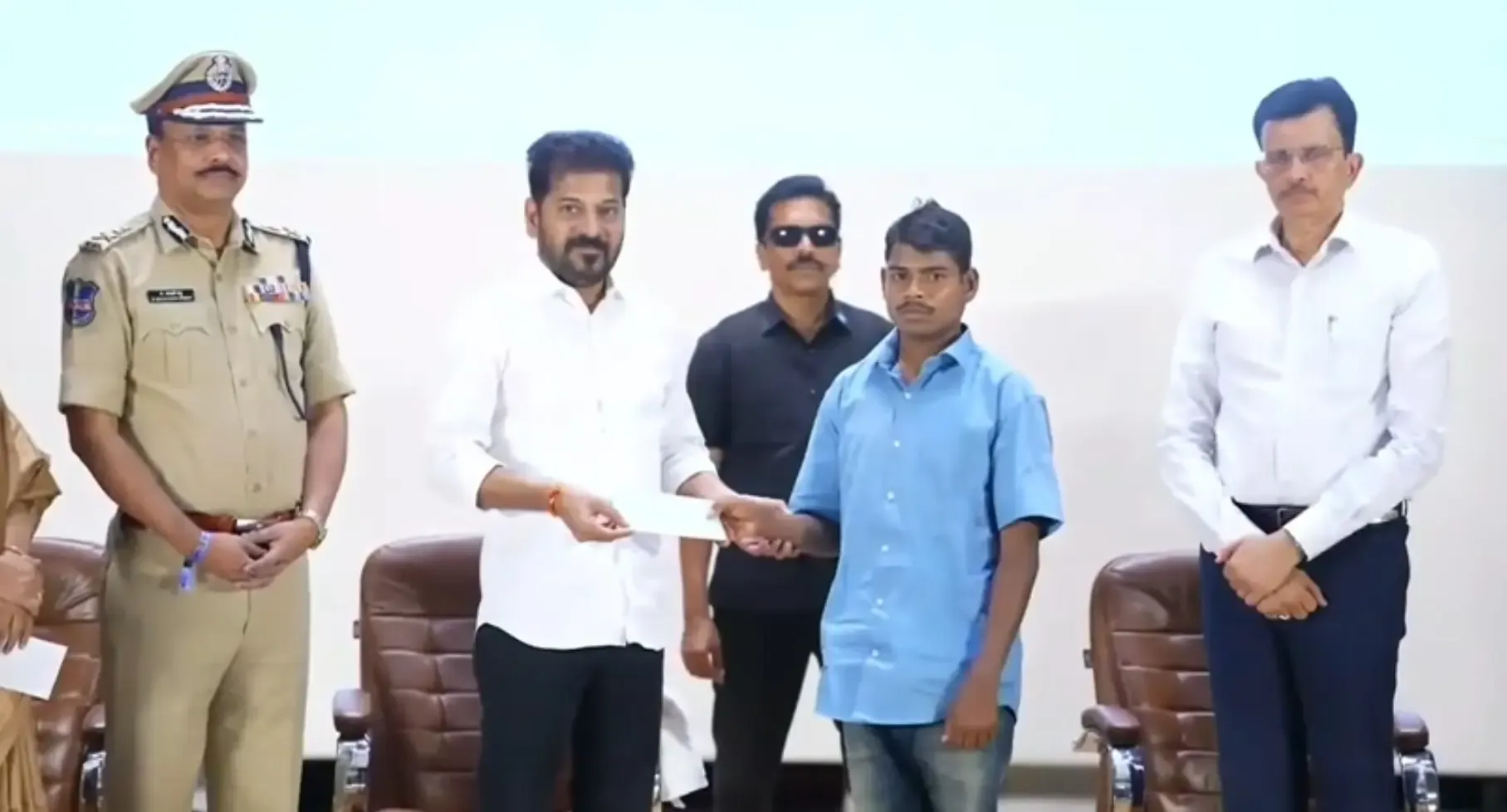 तेलंगाना: 130 माओवादी कैडर ने मुख्यधारा में लौटने का लिया फैसला, सीएम के समक्ष किया सरेंडर