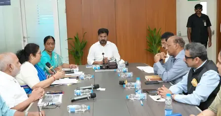 तेलंगाना : सीएम रेवंत रेड्डी ने 'गोदावरी पुष्करालु' के मद्देनजर अधिकारियों के साथ की समीक्षा बैठक 