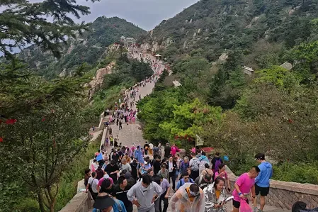 थाइशान माउंटेन पर्यटन स्थल ने 2025 के अपने 70 लाखवें भाग्यशाली पर्यटक का स्वागत किया