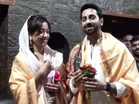 'थामा' के रिलीज से पहले साईं बाबा के चरणों में पहुंचे रश्मिका मंदाना और आयुष्मान खुराना, सिर झुकाकर लिया आशीर्वाद