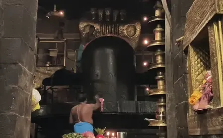 तंजावुर: बृहदेश्वर मंदिर में दीपावली पर भगवान शिव का विशेष अभिषेक, भक्तों में उत्साह
