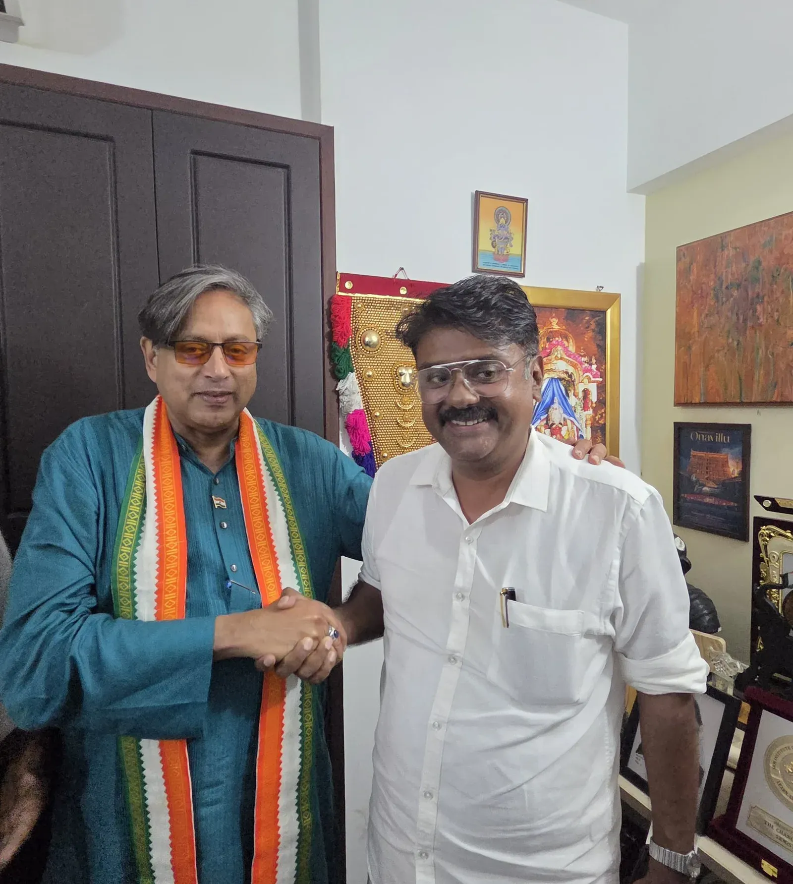 Tharoor meets Thodupuzha MLA Apu John Joseph, UDF Chief Whip