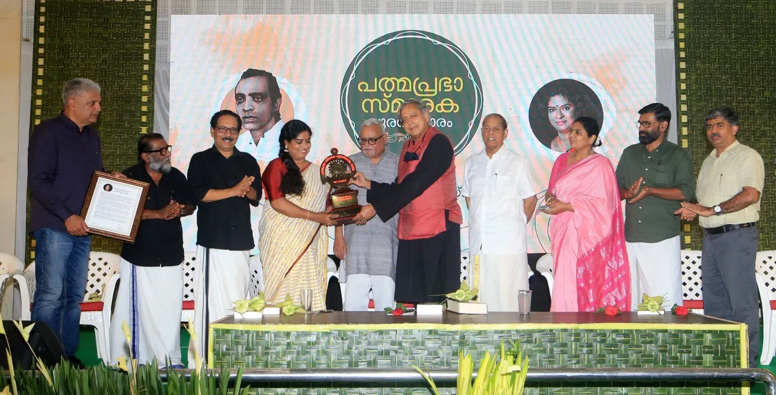 Tharoor presents PadmaPrabha Gowder Prize to novelist Rajshree in Wayanad