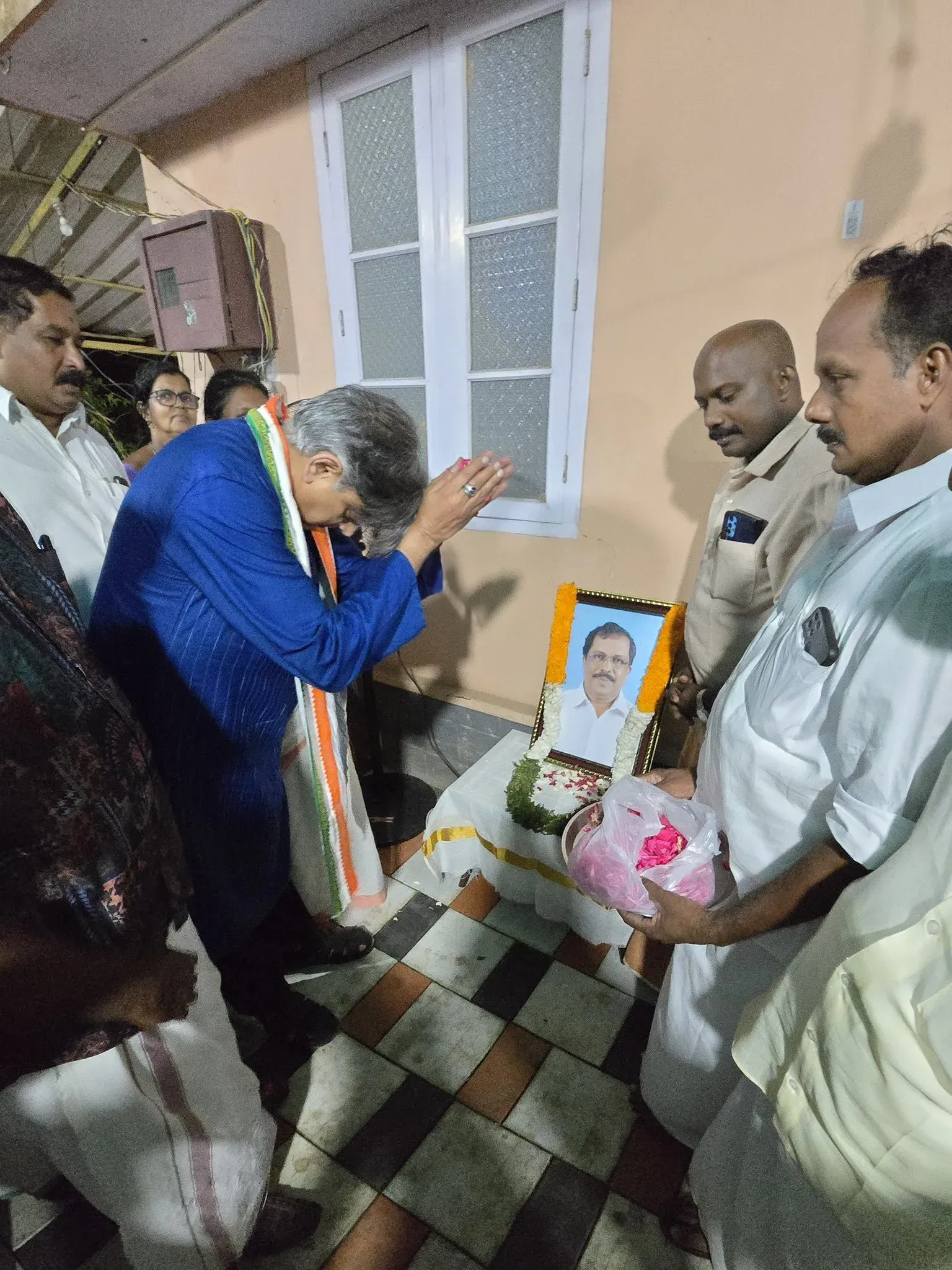Tharoor Visits Bereaved Families of Two Party Workers in Thiruvananthapuram
