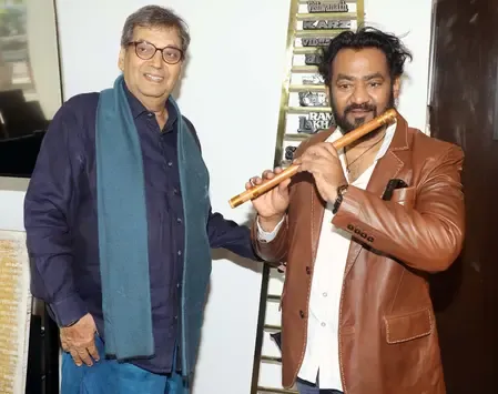 'द जर्नी ऑफ बांसुरी' पर बोले 'धुरंधर' स्टार नवीन कुमार-यह किताब मेरे लिए बेहद खास