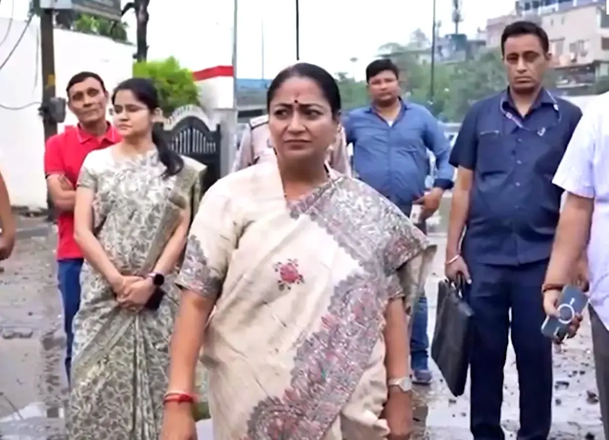 Why Is Delhi CM Criticizing Officials During Visit to Waterlogged Majnu Ka Tila?