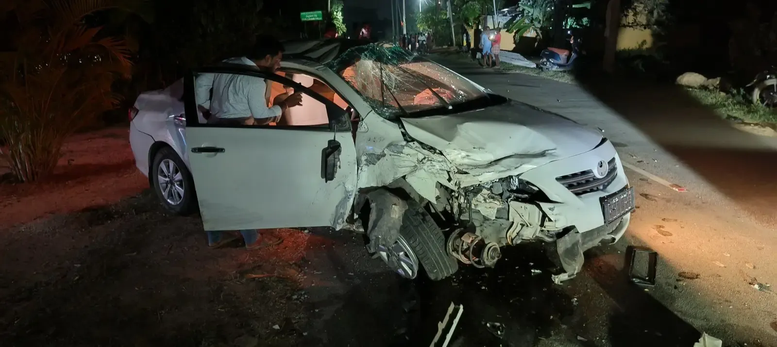 Andhra forest officials injured as red sander smugglers ram patrol vehicle in Annamayya