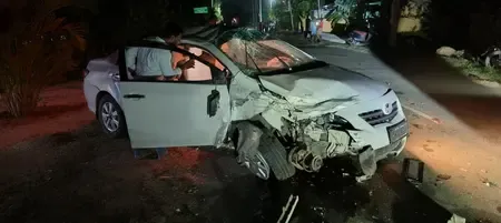 Andhra forest officials injured as red sander smugglers ram patrol vehicle in Annamayya
