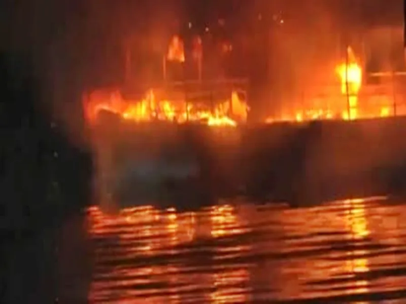 Fire Breaks Out on Two Boats in Hyderabad's Hussain Sagar Lake, Three Injured