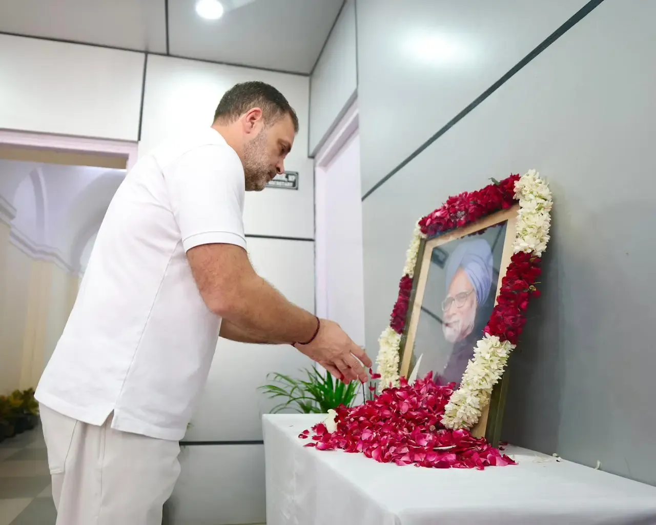 How Did Rahul Gandhi Honor the Visionary Leader Manmohan Singh on His Death Anniversary?