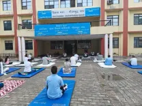 ग्रेटर नोएडा : सरकारी और कॉरपोरेट संस्थानों में लोग कर रहे योग, मॉल में भी आयोजन