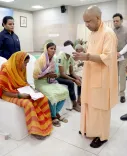 क्या जनता दर्शन में बूढ़ी मां के दर्द को सुन भावुक हुए सीएम योगी?