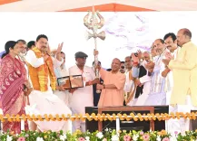 बलिया बाढ़: योगी सरकार दे रही 50 किलो राहत किट, सीएम बोले — सपा राज में 500 ग्राम भी नहीं पहुँचती थी