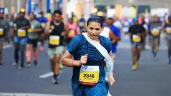 58 की उम्र में बिमला बनवाला का दौड़ का जुनून: 100 से अधिक रेस, अब दिल्ली हाफ मैराथन की तैयारी