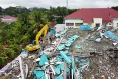 7.7-magnitude earthquake hits Flores Island, Indonesia; tsunami warning issued