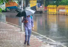 दिल्ली-एनसीआर में 6 जुलाई को येलो अलर्ट, पूरे सप्ताह बरसात के आसार, पारा नहीं जाएगा 34 डिग्री के पार