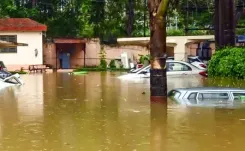 जमशेदपुर में भारी बारिश से रेसिडेंशियल स्कूल जलमग्न, 162 बच्चे रात भर छत पर फंसे रहे, प्रशासन ने किया रेस्क्यू