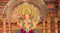 मुंबई में लालबागचा राजा की पहली झलक, हाथ में चक्र, सिर पर मुकुट और बैंगनी धोती... 