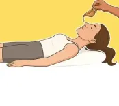 सफेद होकर तेजी से झड़ रहे बाल? आयुर्वेद की बस 'दो बूंद' से बनेगी बात